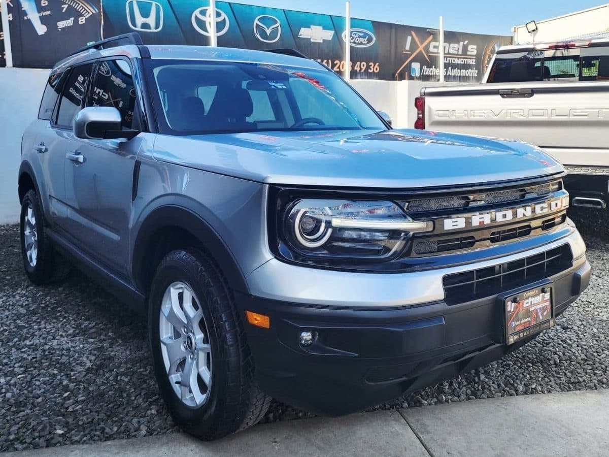 Ford Bronco Sport 2021 plata vista de frente en el lote de Ixchel's Automotriz