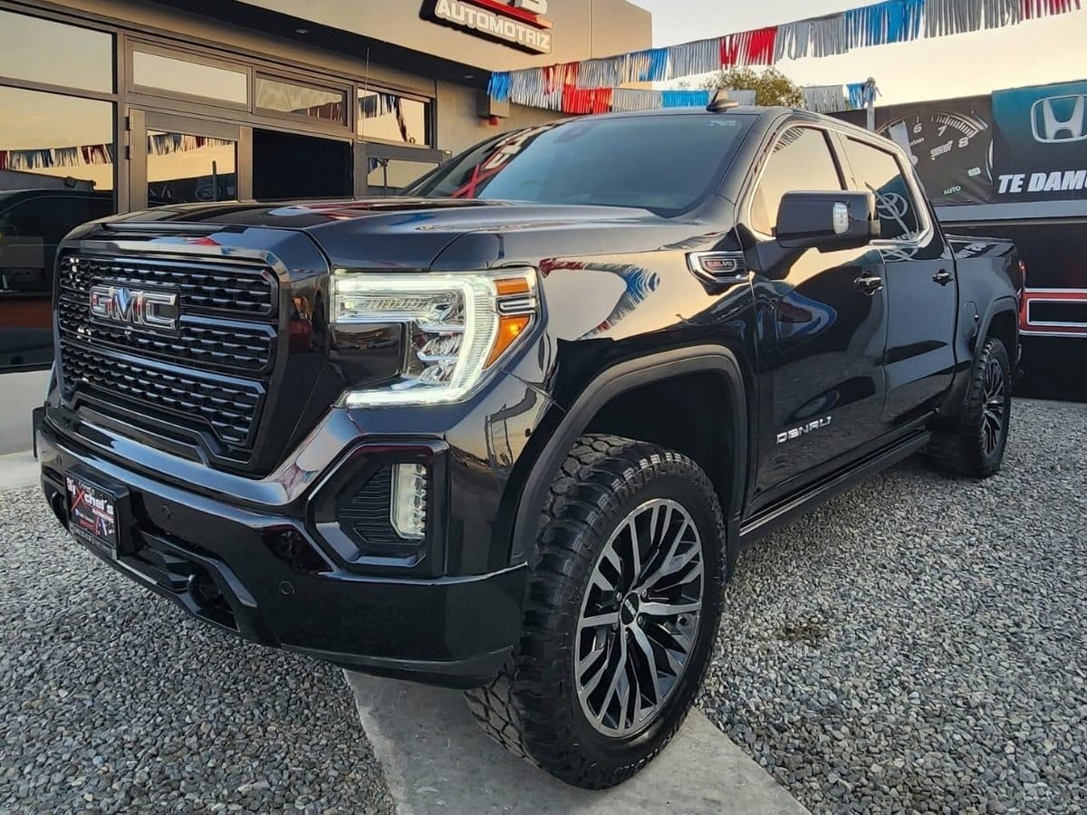 GMC Sierra Denali 2019 negra vista de frente en el lote de Ixchel's Automotriz