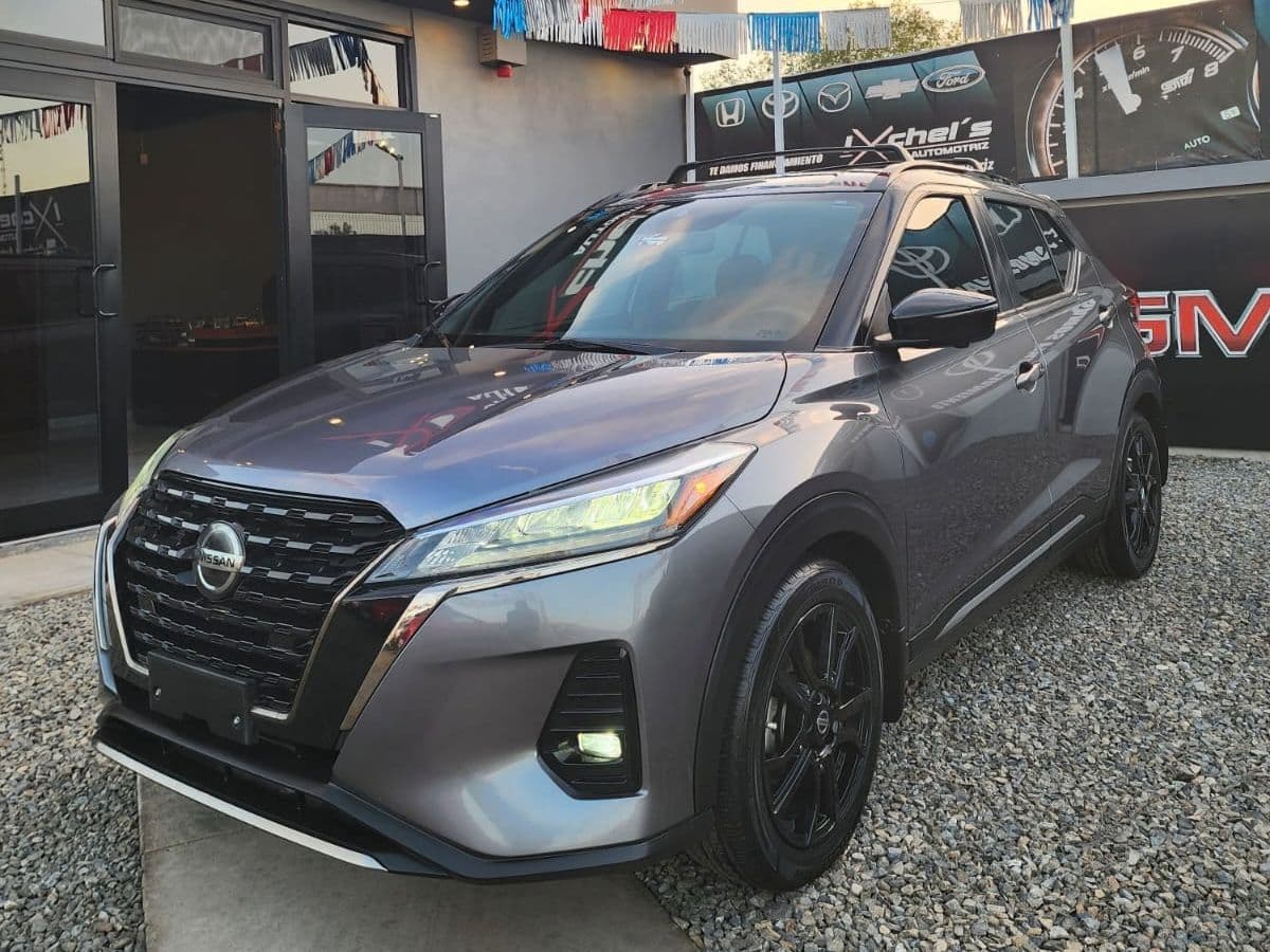 Nissan Kicks SR 2021 gris vista de frente en el lote de Ixchel's Automotriz