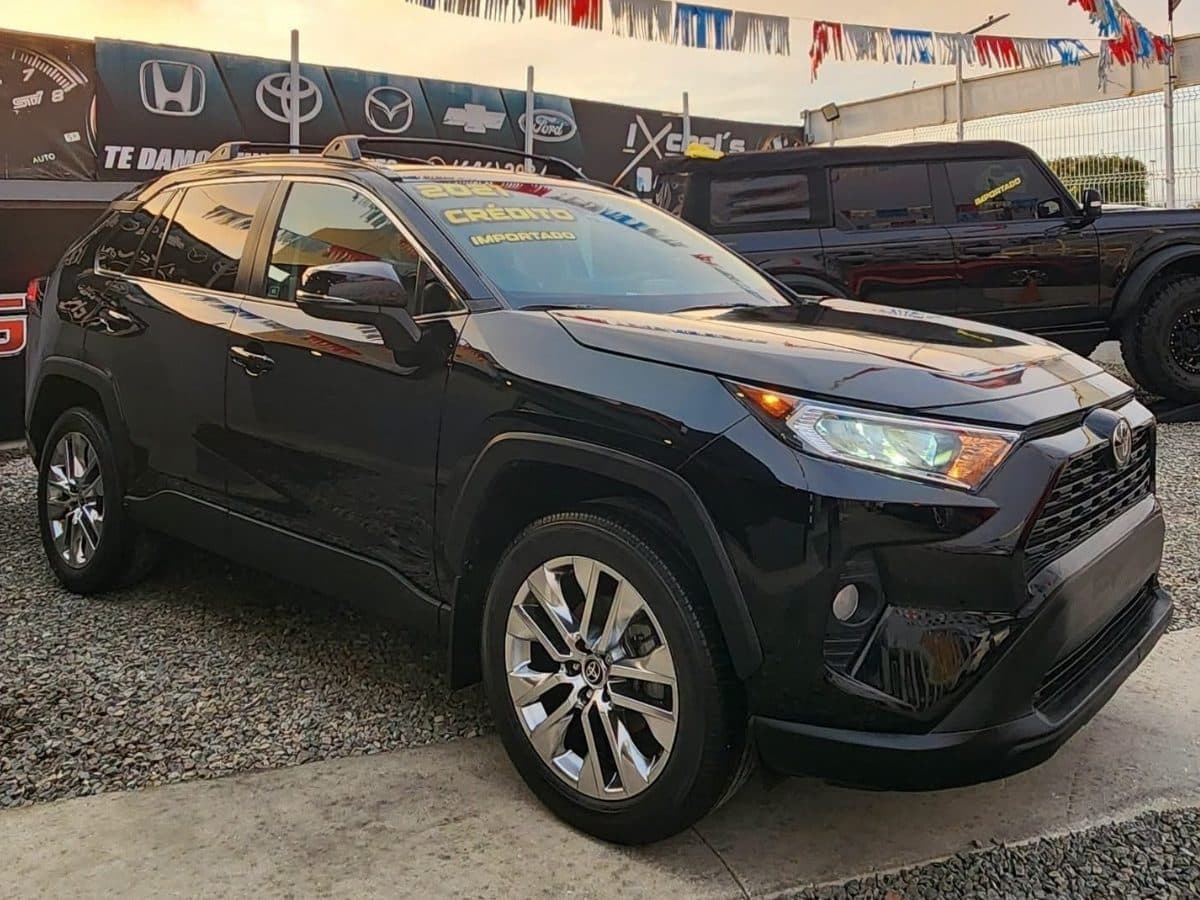 Toyota RAV4 Premium 2021 negra vista de frente en el lote de Ixchel's Automotriz