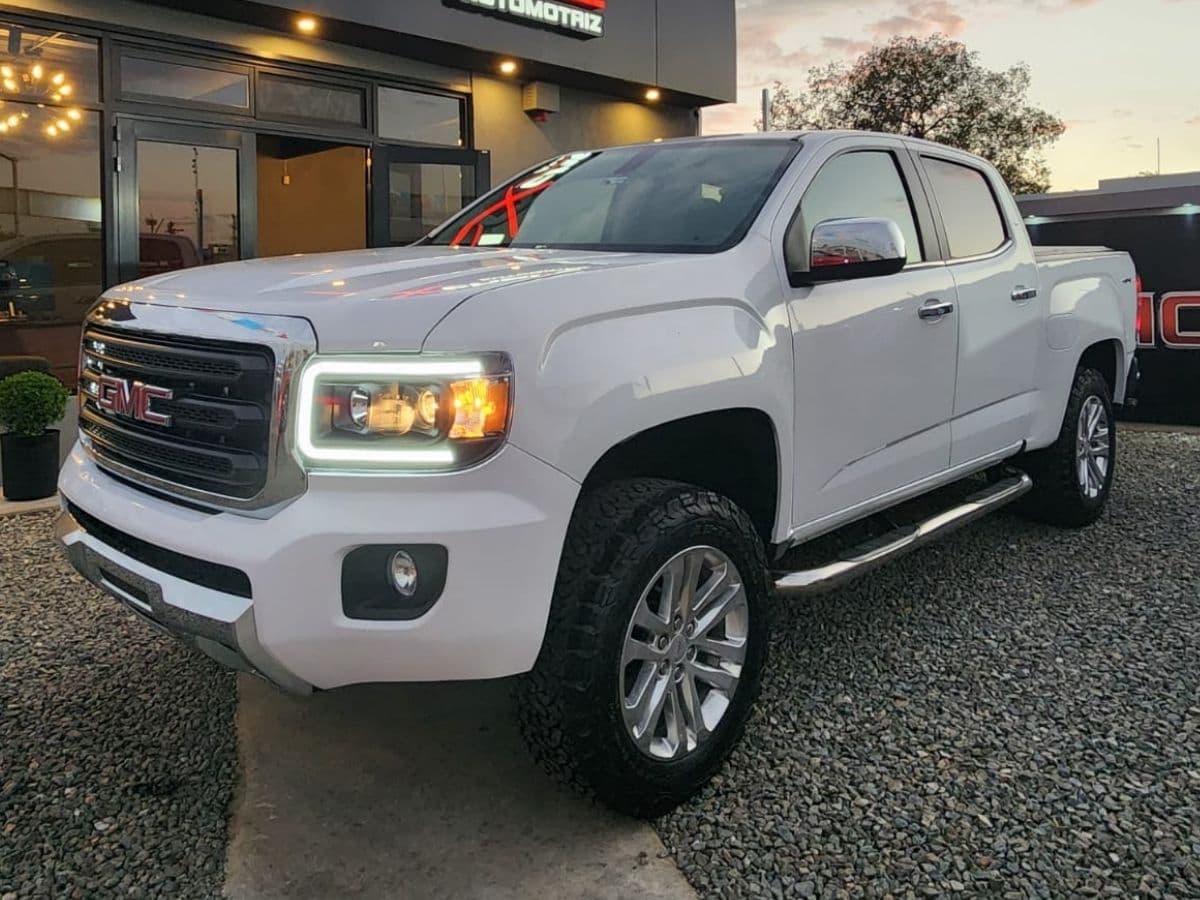 GMC Canyon 2018 blanca vista de frente en el lote de Ixchel's Automotriz
