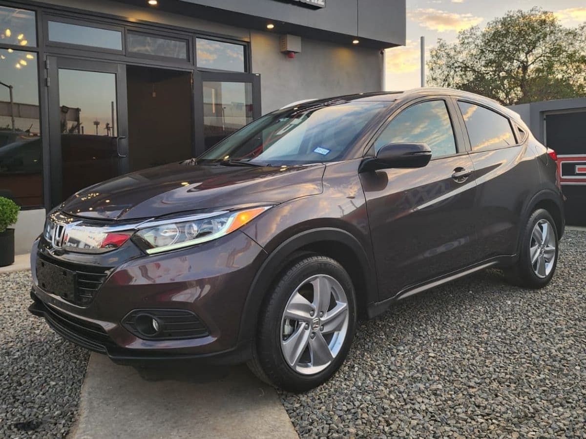 Honda HR-V 2020 café vista de frente en el lote de Ixchel's Automotriz